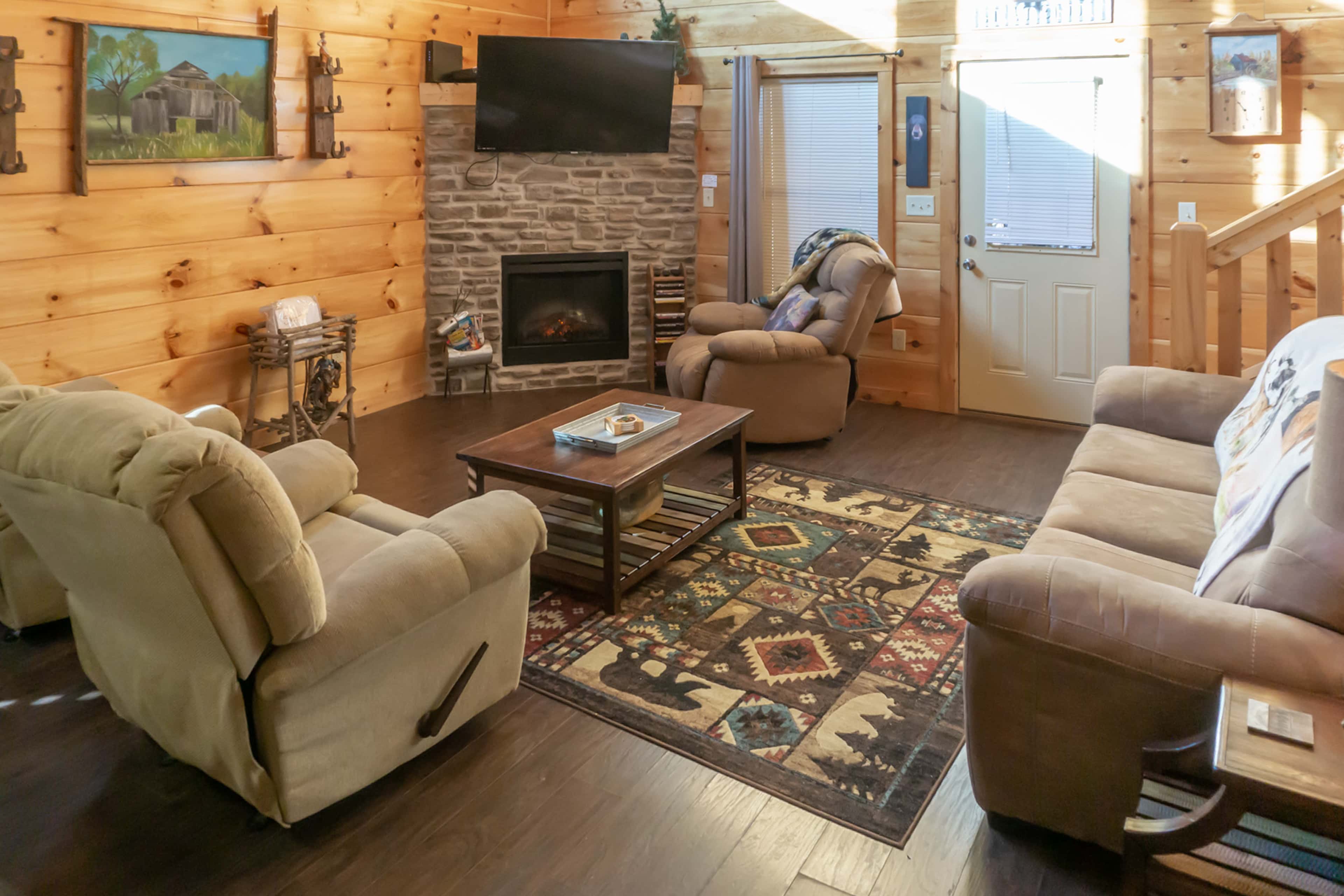 1 Mi to Parkway! Hot Tub Hideaway in Pigeon Forge