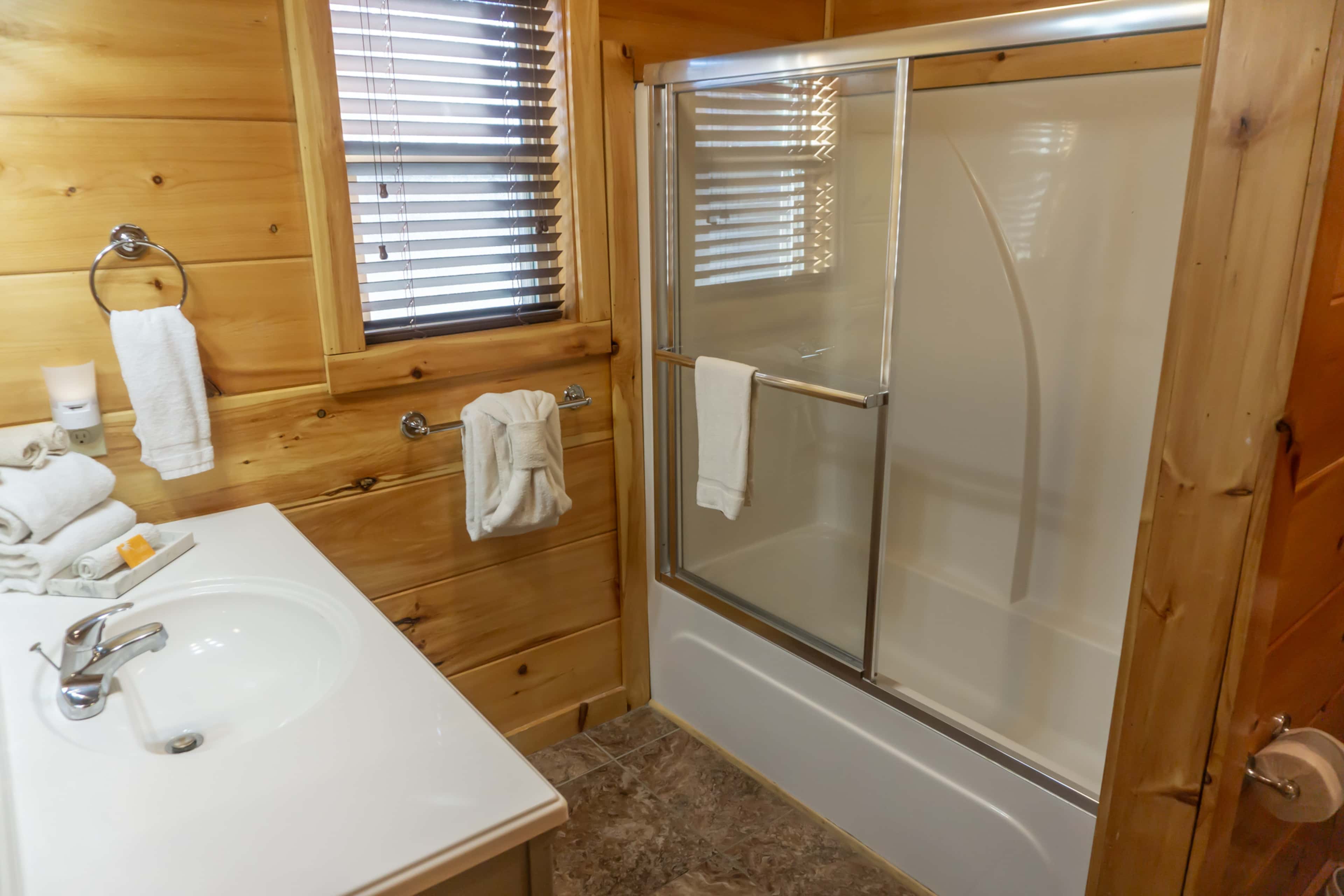 1 Mi to Parkway! Hot Tub Hideaway in Pigeon Forge