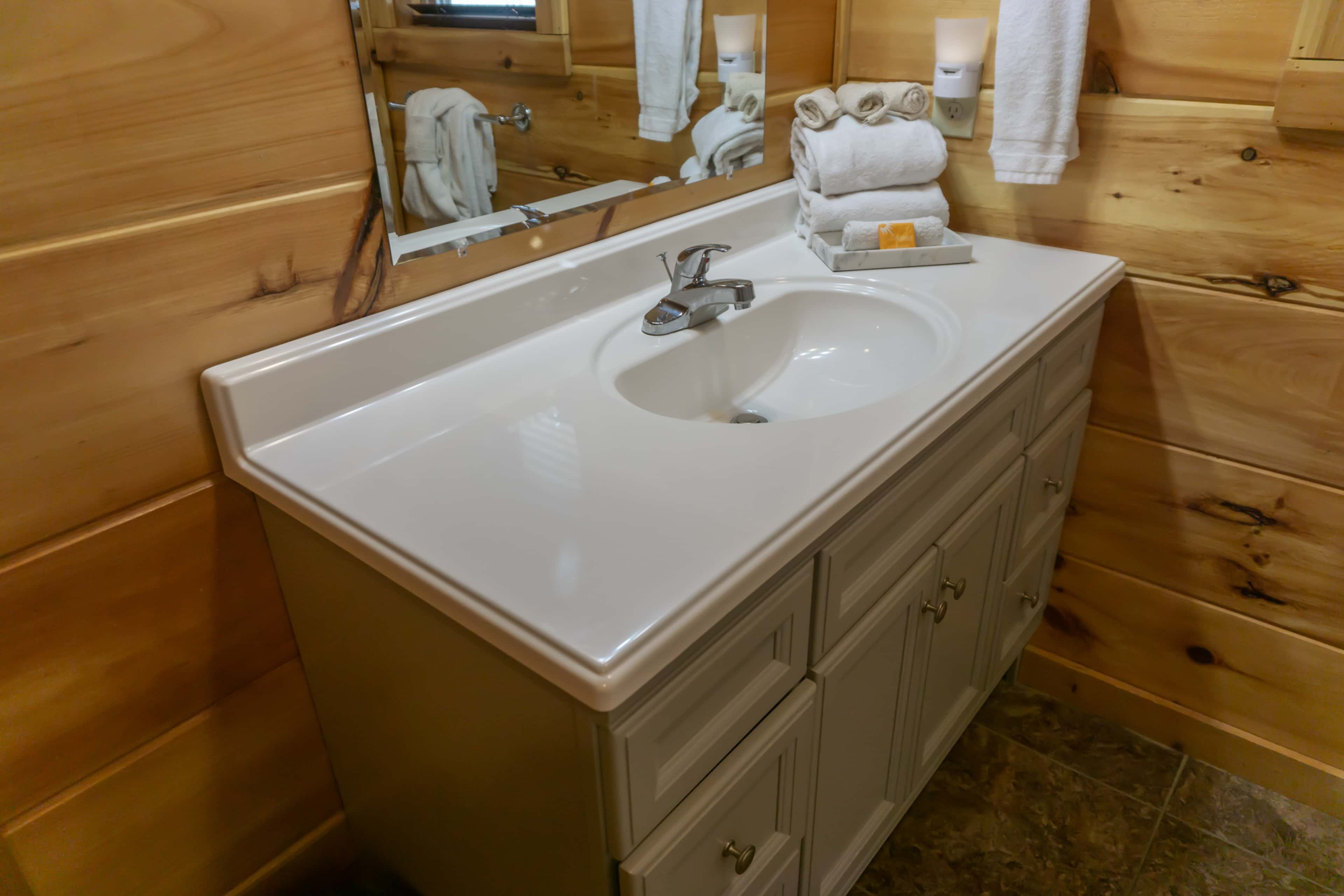 1 Mi to Parkway! Hot Tub Hideaway in Pigeon Forge