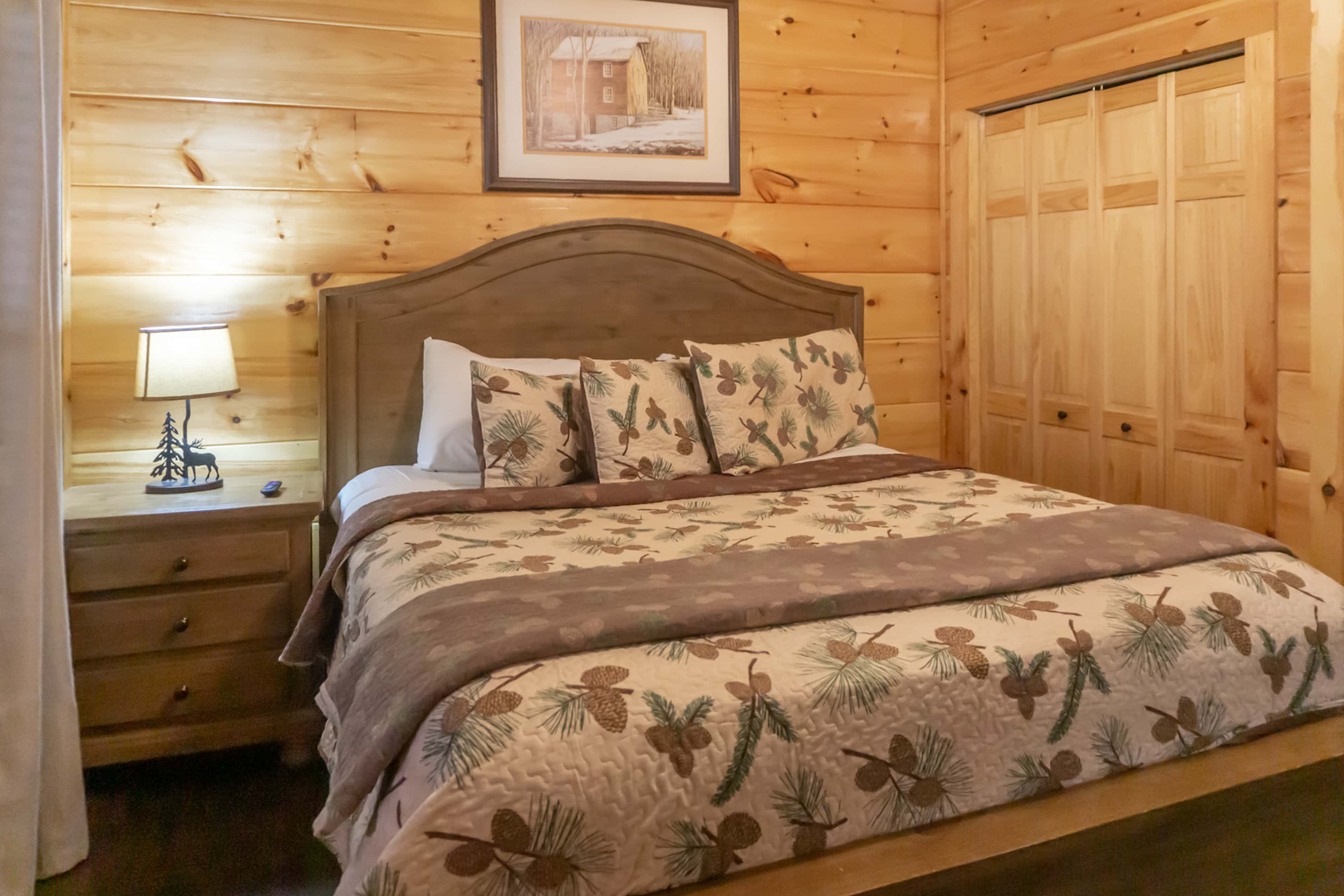 1 Mi to Parkway! Hot Tub Hideaway in Pigeon Forge