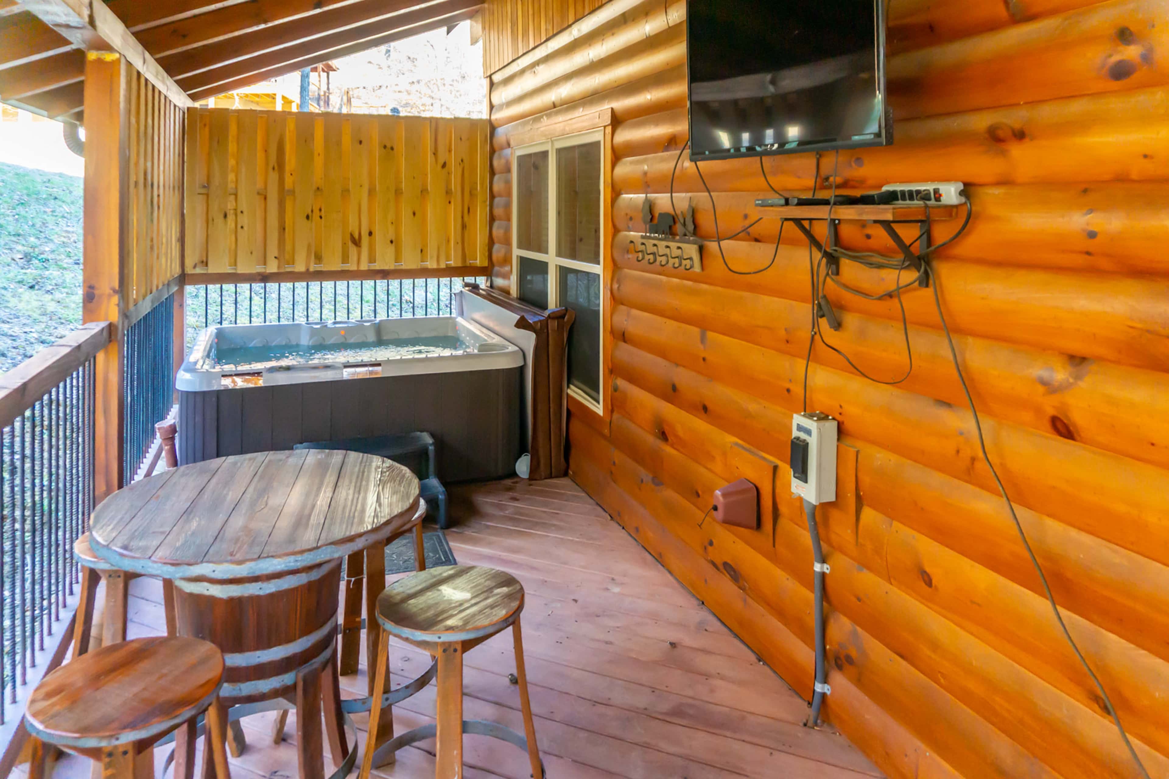 1 Mi to Parkway! Hot Tub Hideaway in Pigeon Forge