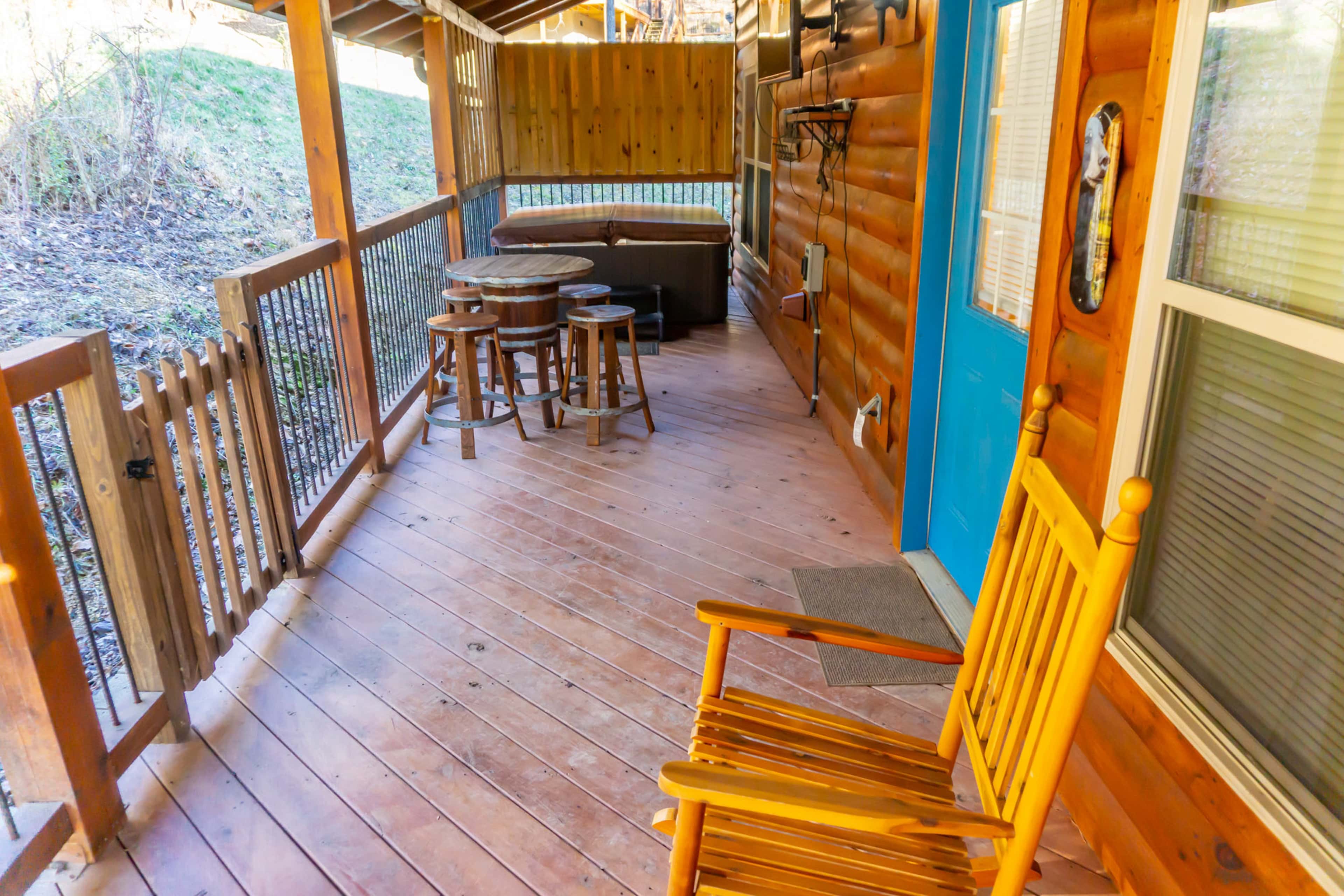 1 Mi to Parkway! Hot Tub Hideaway in Pigeon Forge