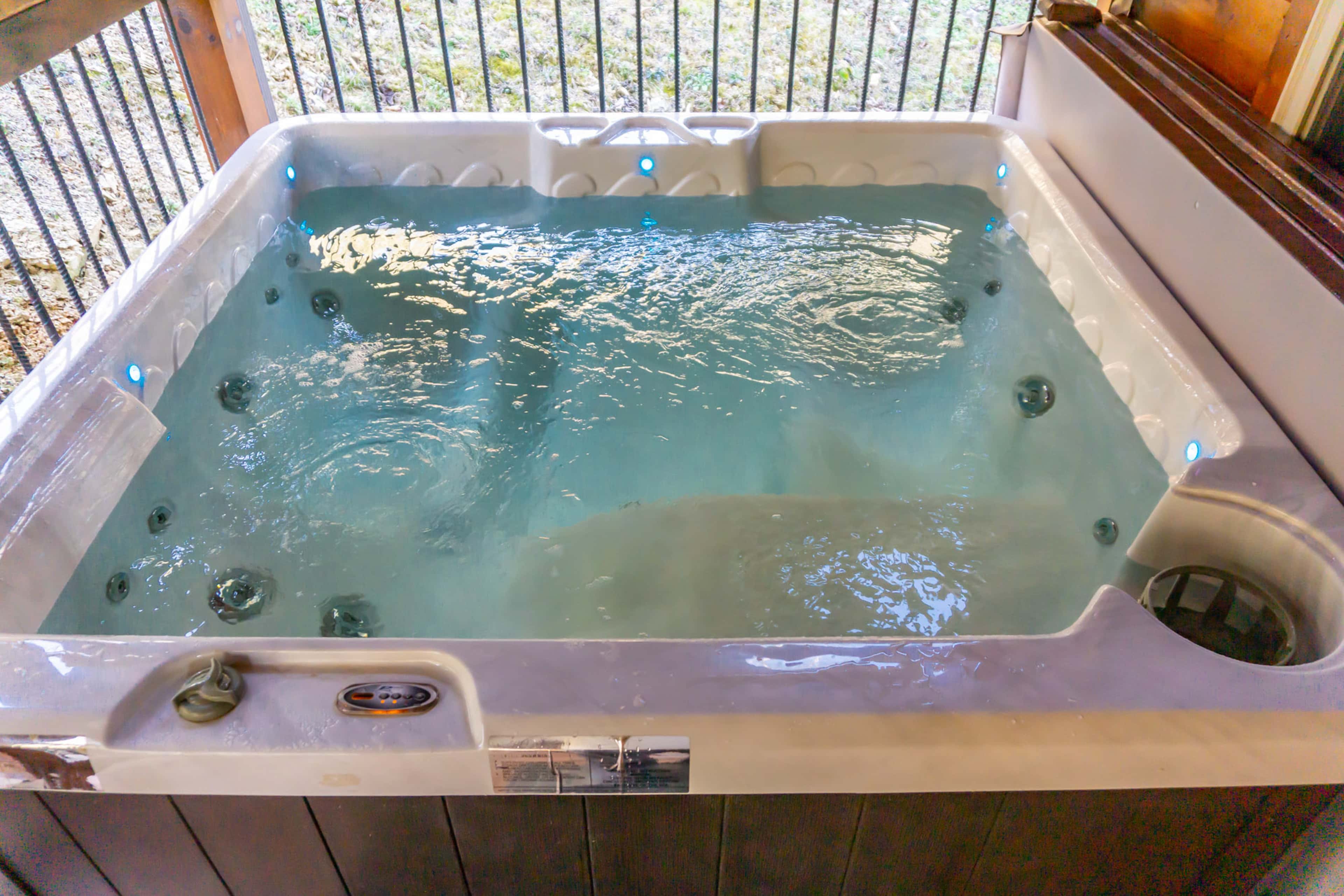 1 Mi to Parkway! Hot Tub Hideaway in Pigeon Forge