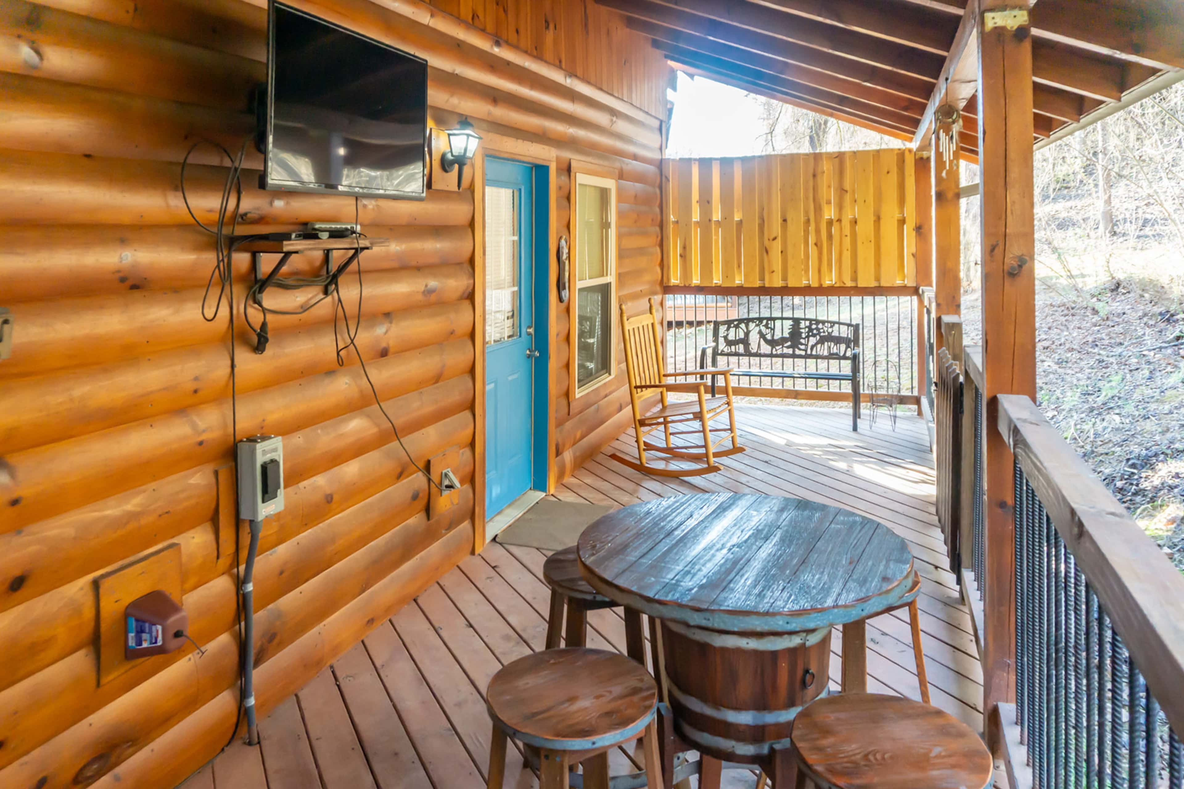 1 Mi to Parkway! Hot Tub Hideaway in Pigeon Forge