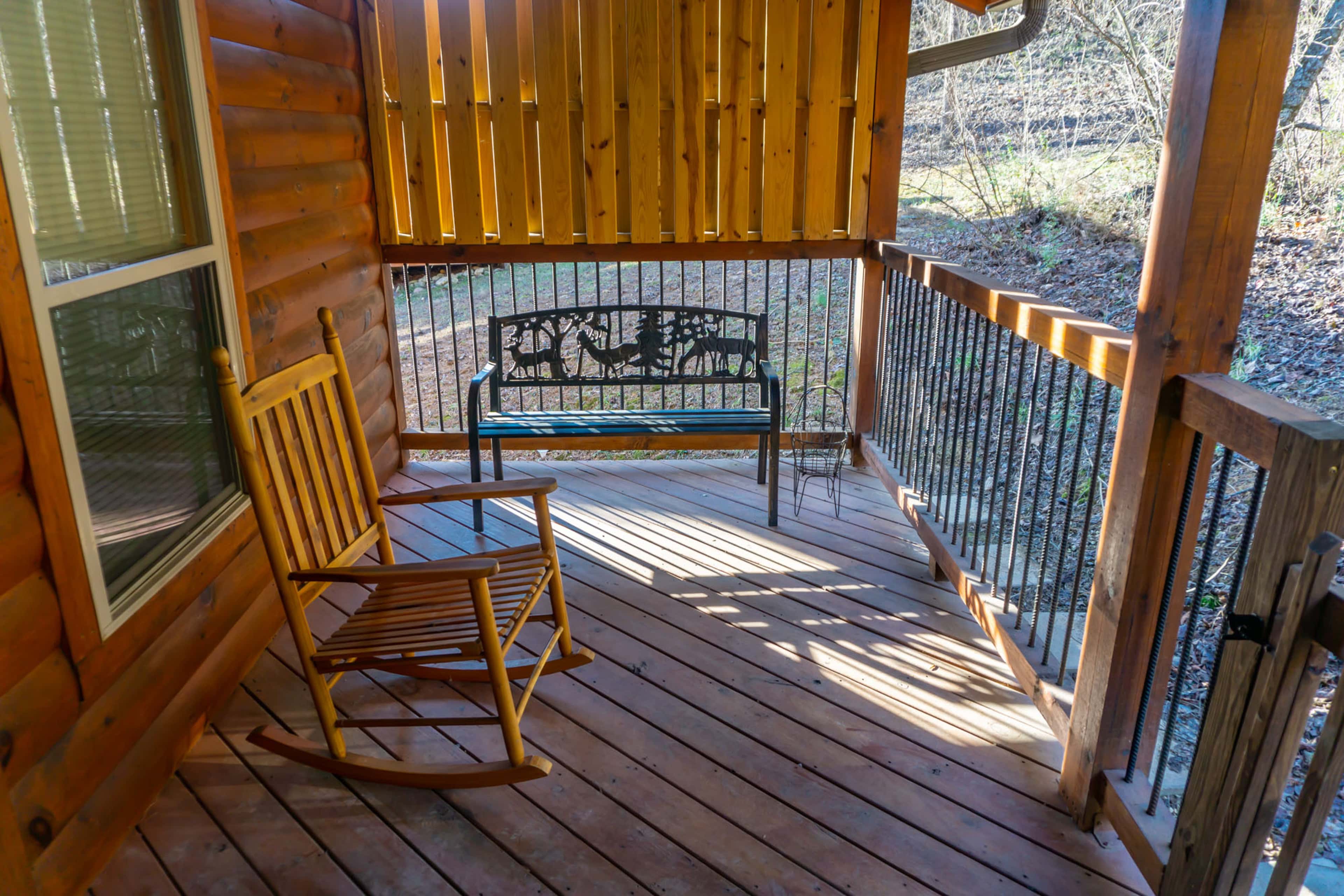 1 Mi to Parkway! Hot Tub Hideaway in Pigeon Forge
