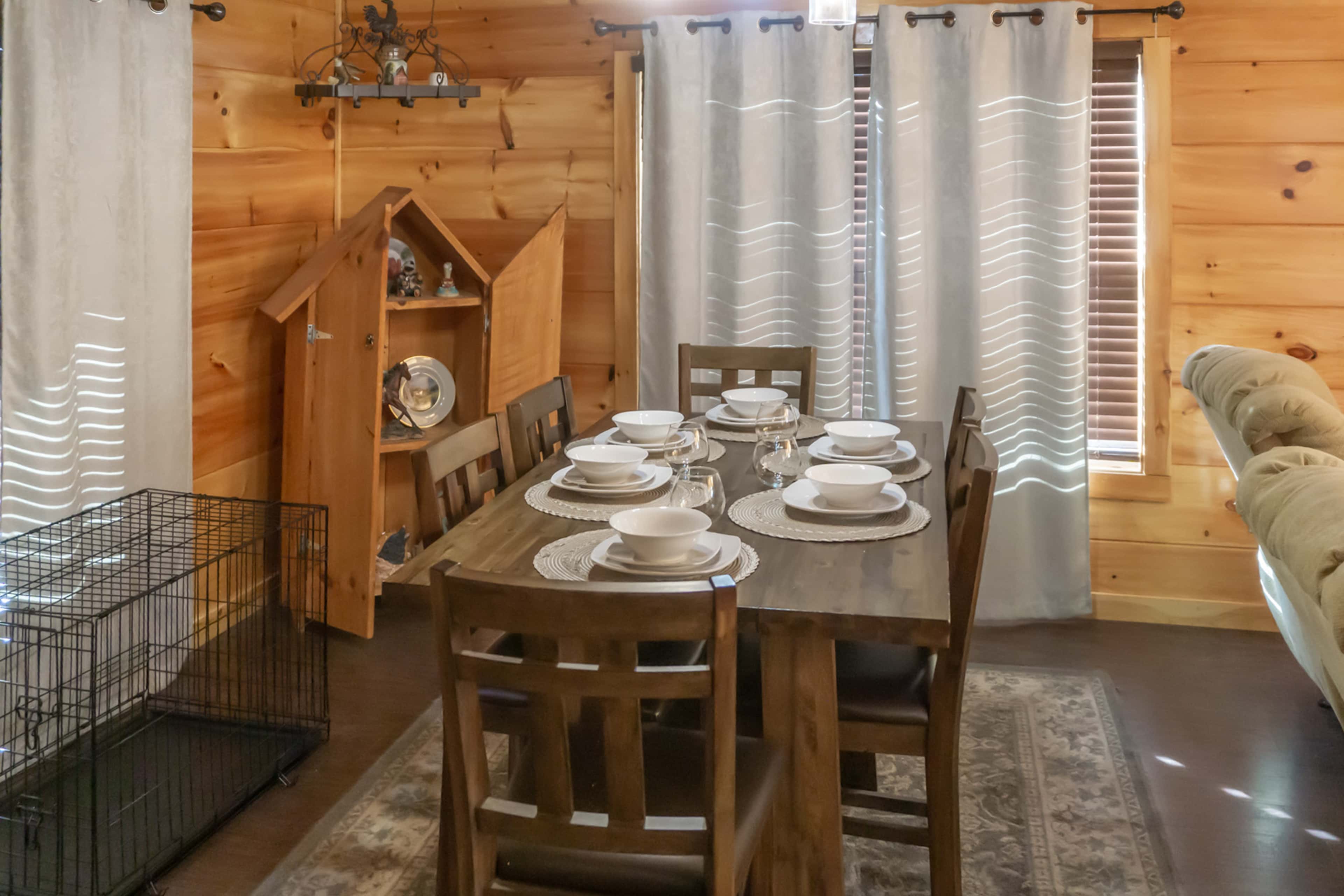 1 Mi to Parkway! Hot Tub Hideaway in Pigeon Forge