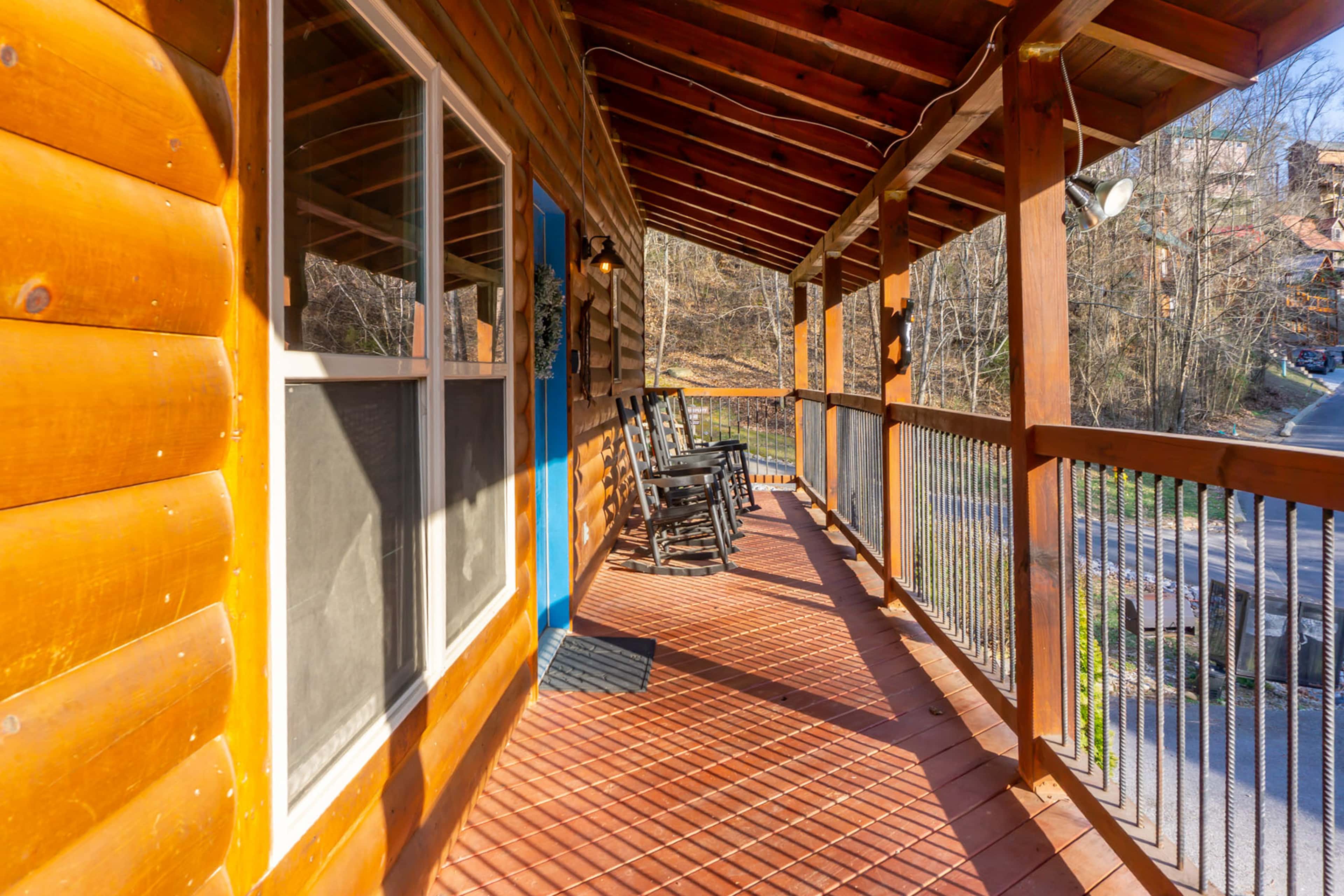 1 Mi to Parkway! Hot Tub Hideaway in Pigeon Forge