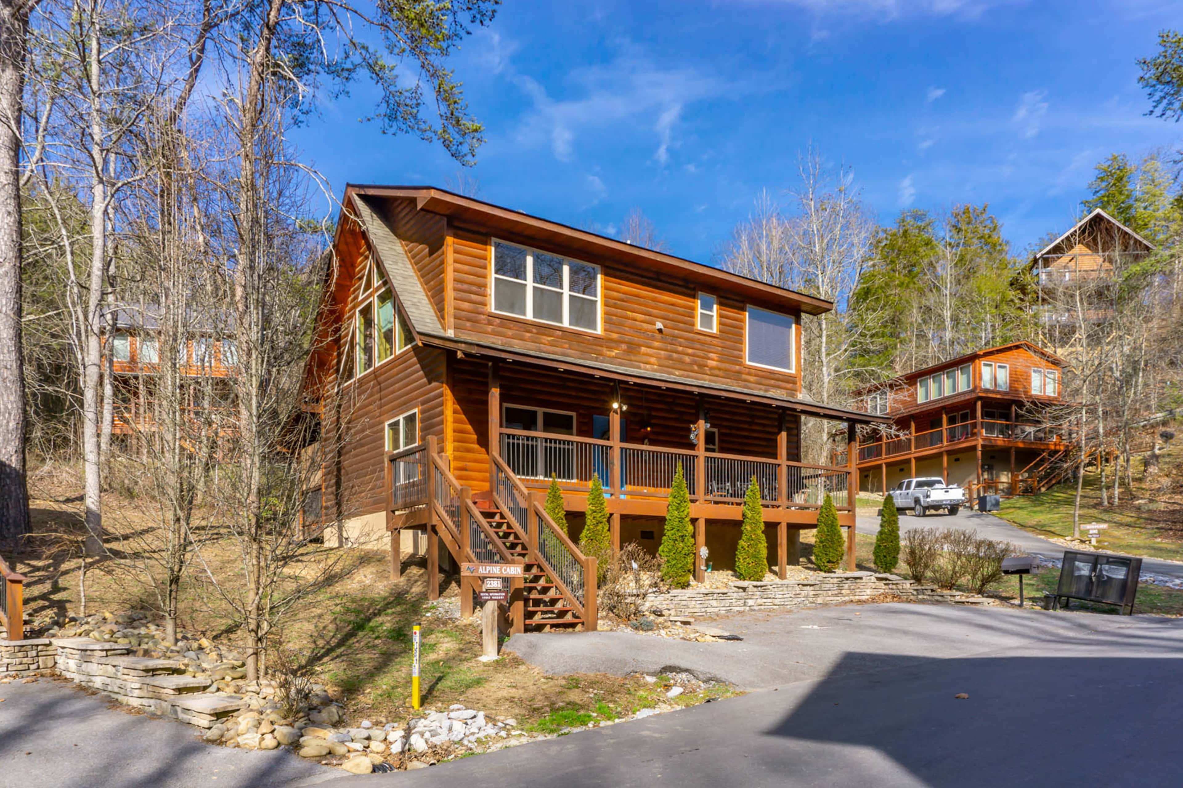 1 Mi to Parkway! Hot Tub Hideaway in Pigeon Forge
