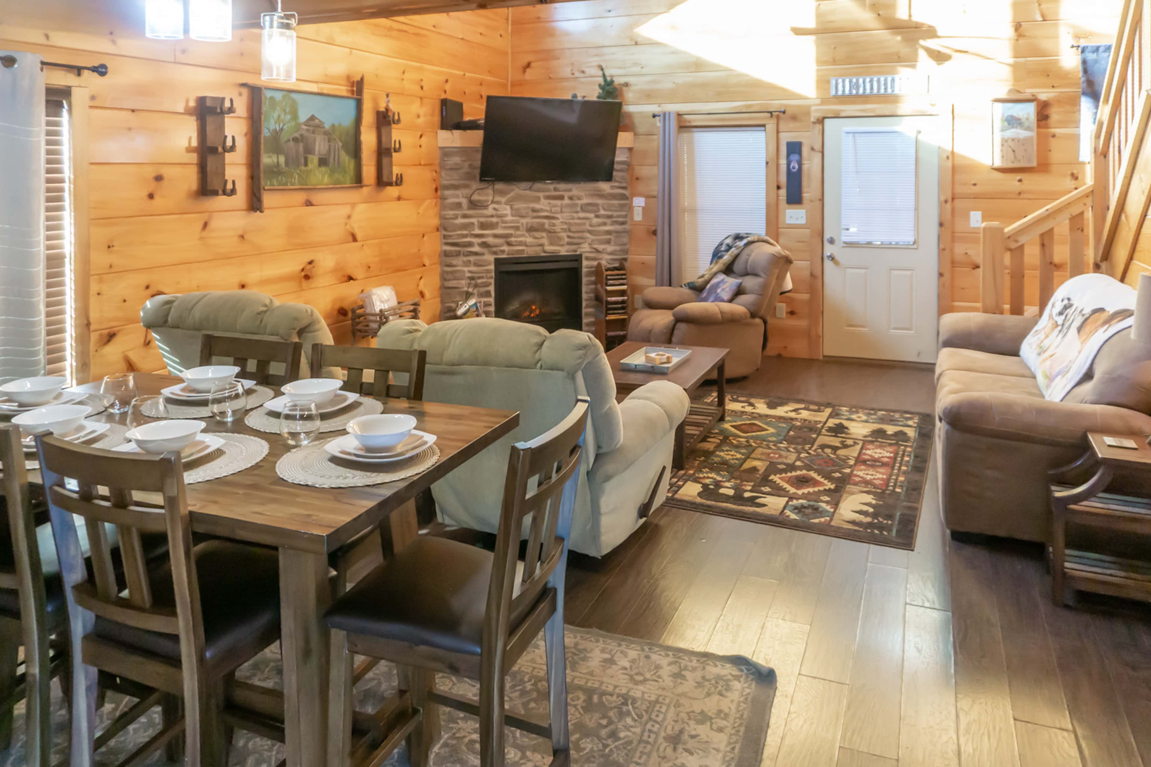 1 Mi to Parkway! Hot Tub Hideaway in Pigeon Forge