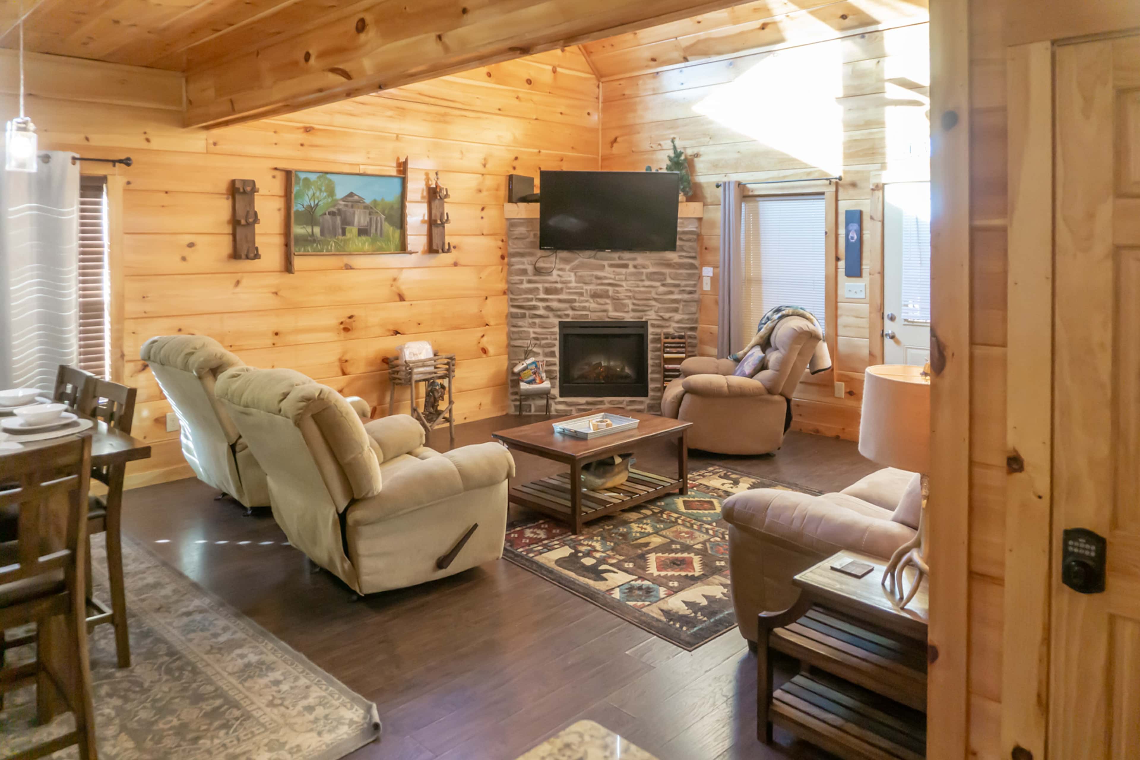 1 Mi to Parkway! Hot Tub Hideaway in Pigeon Forge