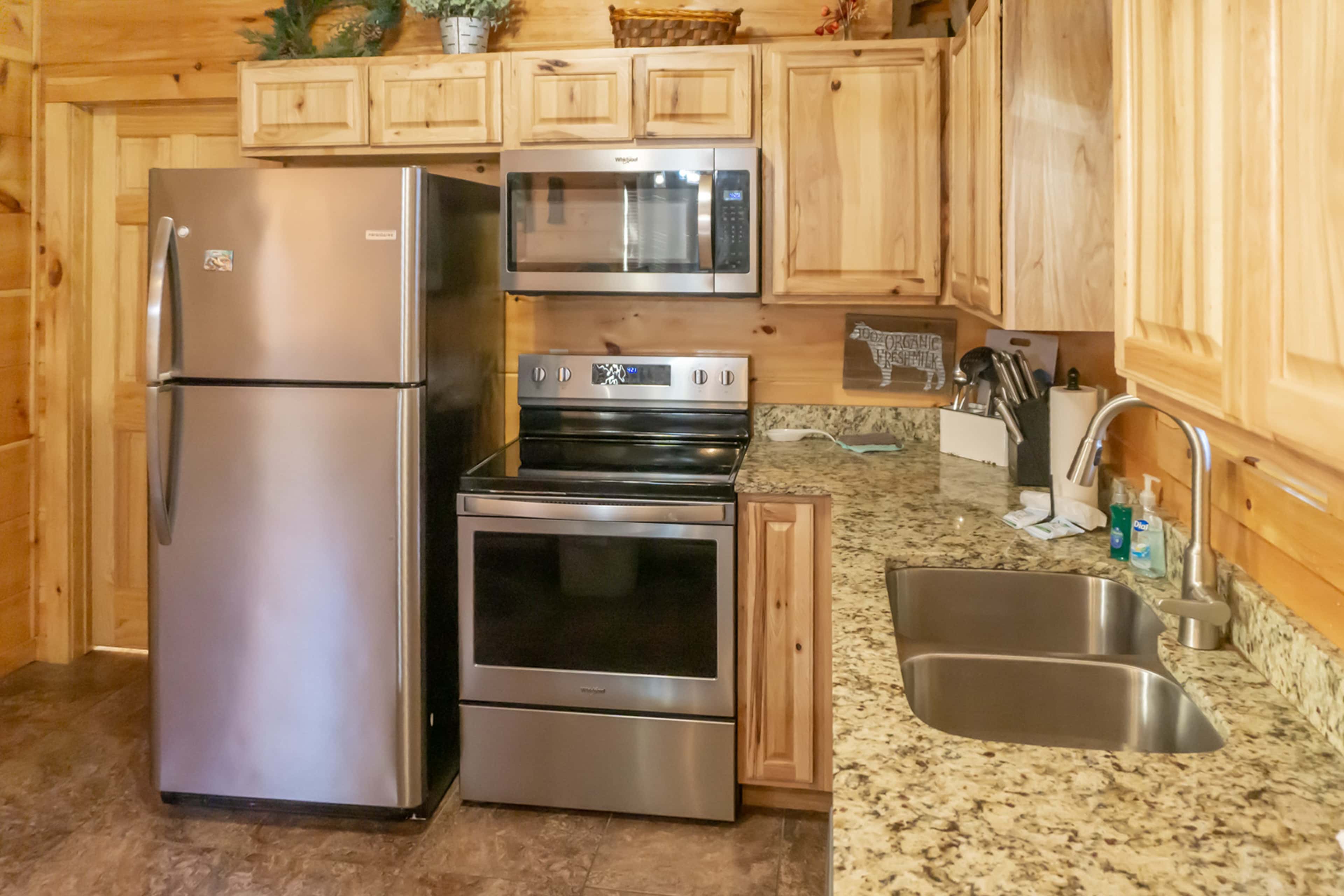 1 Mi to Parkway! Hot Tub Hideaway in Pigeon Forge