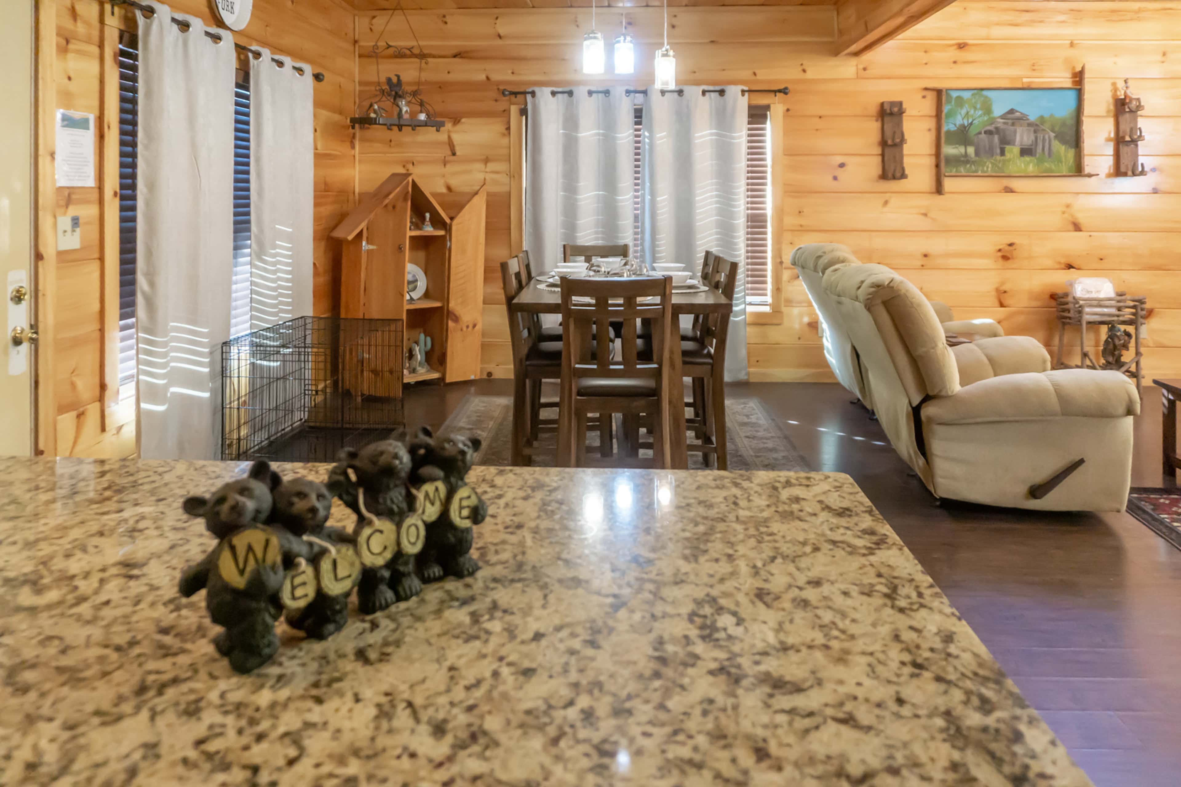 1 Mi to Parkway! Hot Tub Hideaway in Pigeon Forge