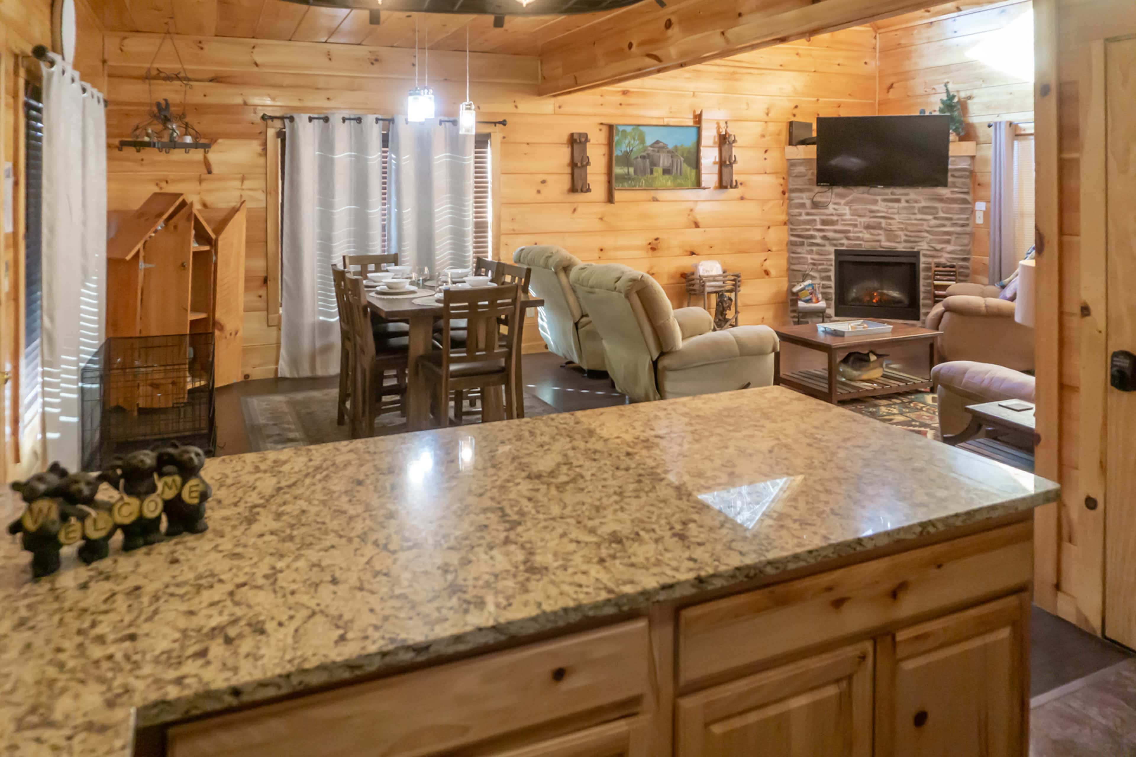 1 Mi to Parkway! Hot Tub Hideaway in Pigeon Forge