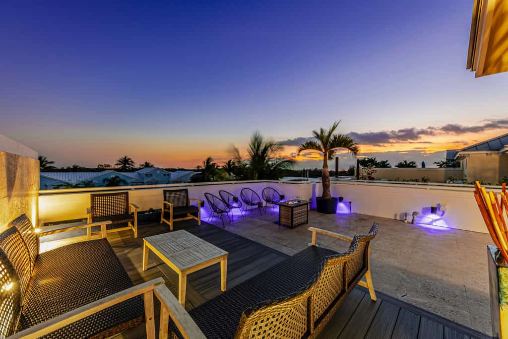Walk to Hollywood Beach: Luxury Family Getaway!