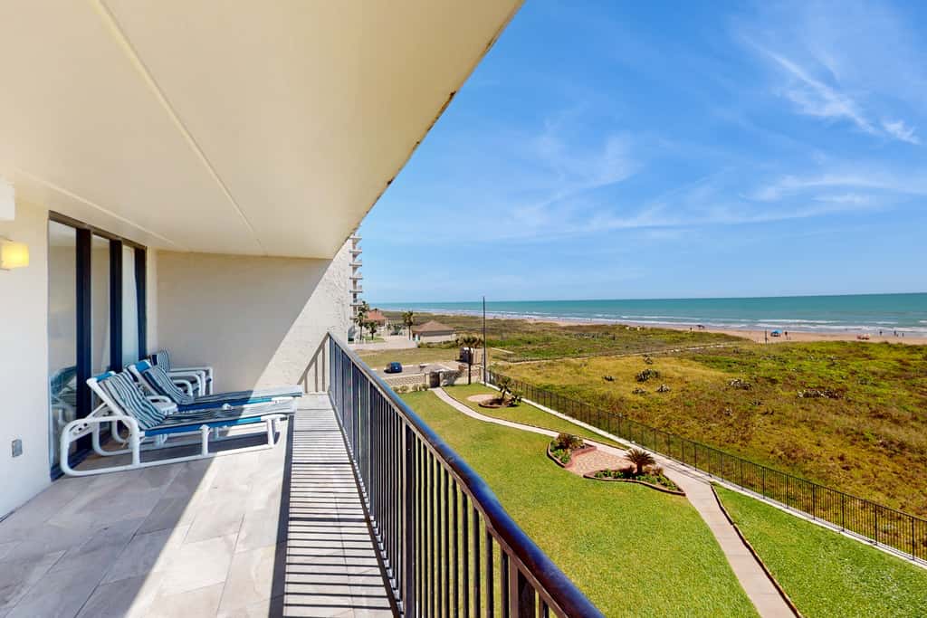All-Suite Coastal Retreat: Suntide III - Unit 405