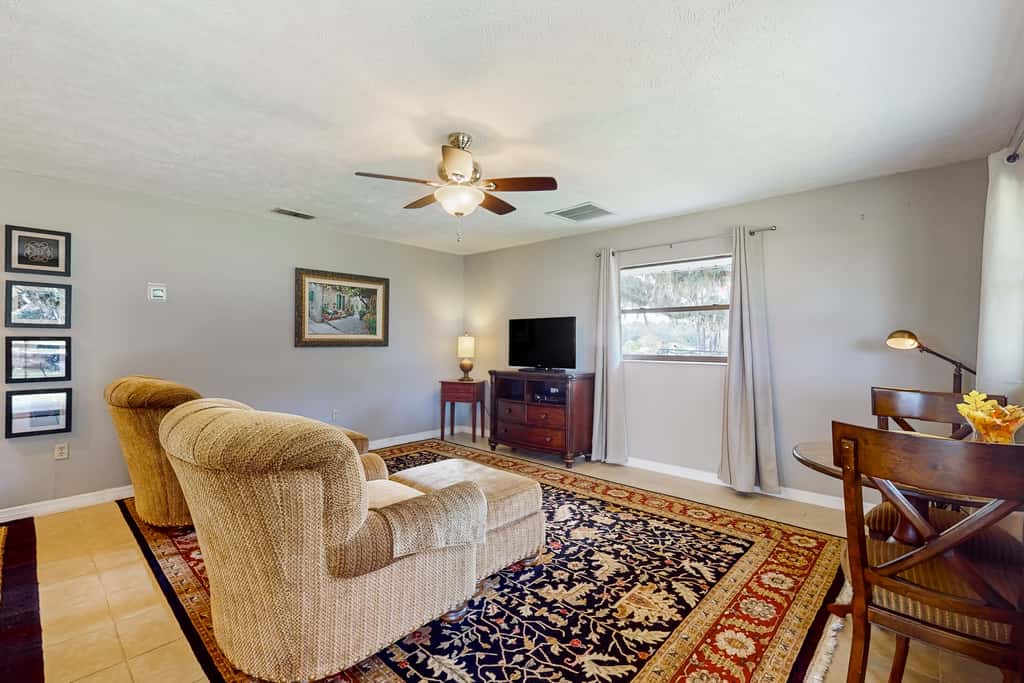 1 BR Guesthouse w/ Full Kitchen & Lake View
