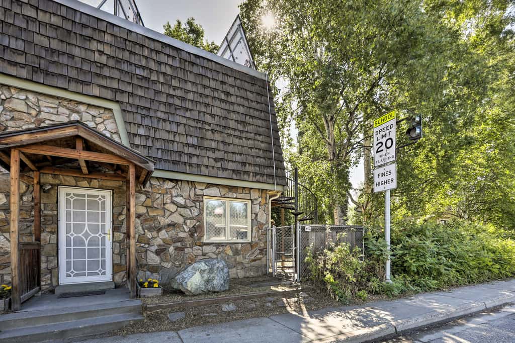 Walk to Cafes! Storybook-Style Fairbanks Studio