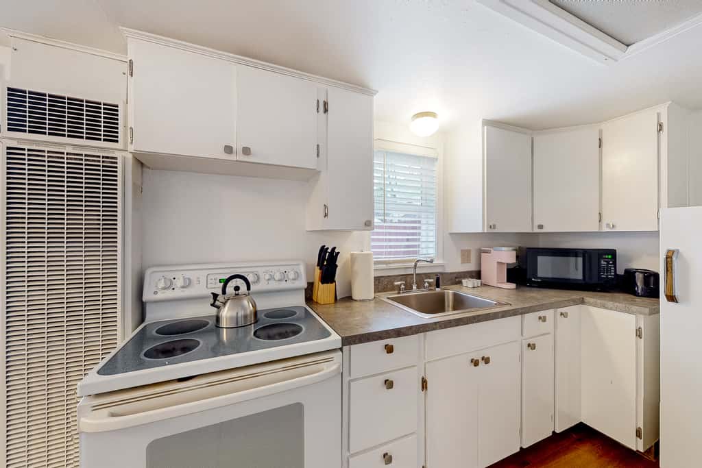 Near Golf & Parks! Couple's Haven in Klamath Falls