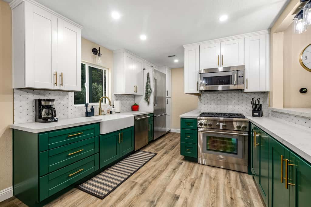 Buckthorn Beauty: Private Hot Tub & Lounge Space