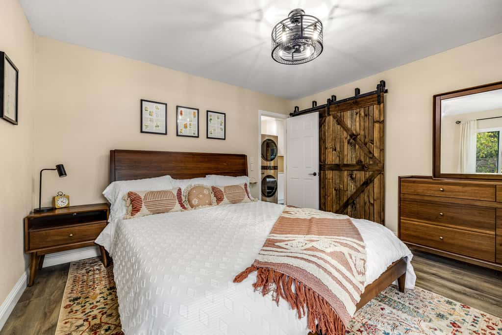 Buckthorn Beauty: Private Hot Tub & Lounge Space