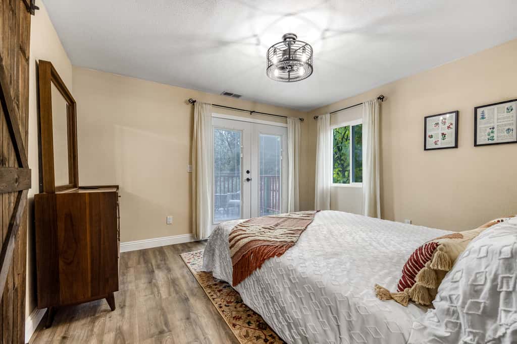 Buckthorn Beauty: Private Hot Tub & Lounge Space