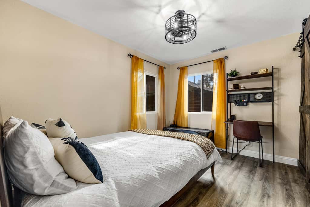 Buckthorn Beauty: Private Hot Tub & Lounge Space