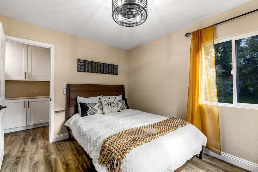 Buckthorn Beauty: Private Hot Tub & Lounge Space