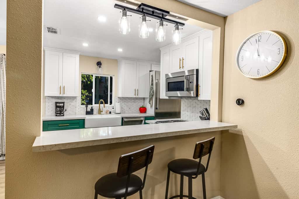 Buckthorn Beauty: Private Hot Tub & Lounge Space