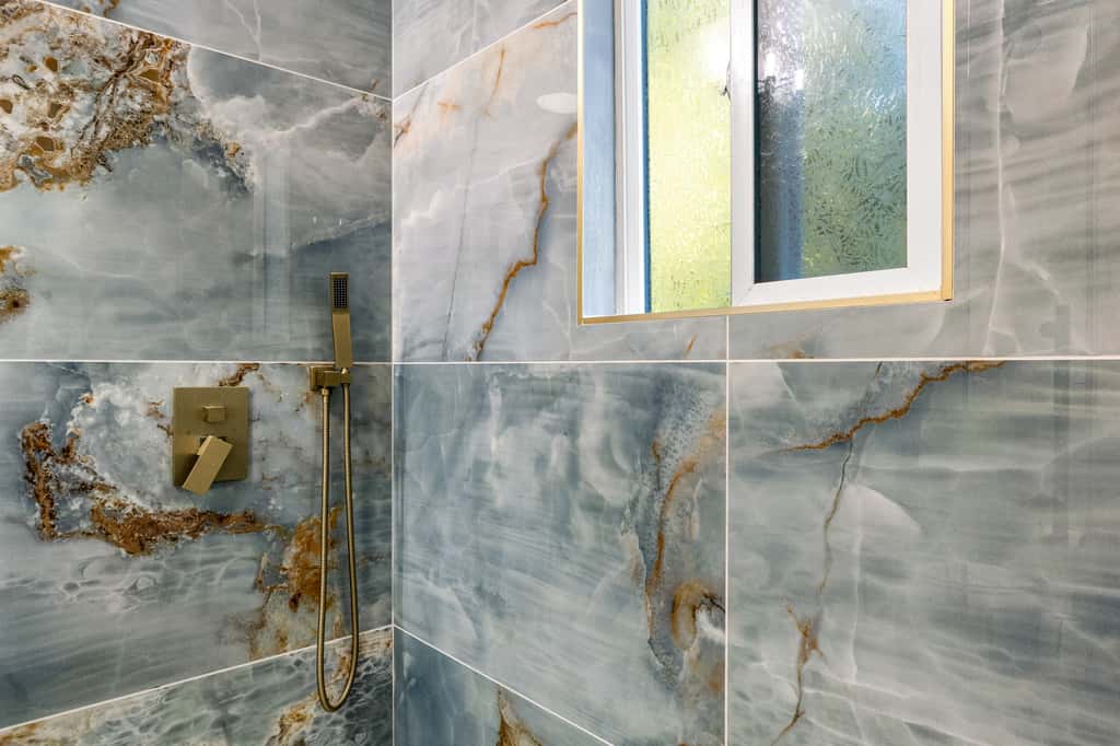 Buckthorn Beauty: Private Hot Tub & Lounge Space