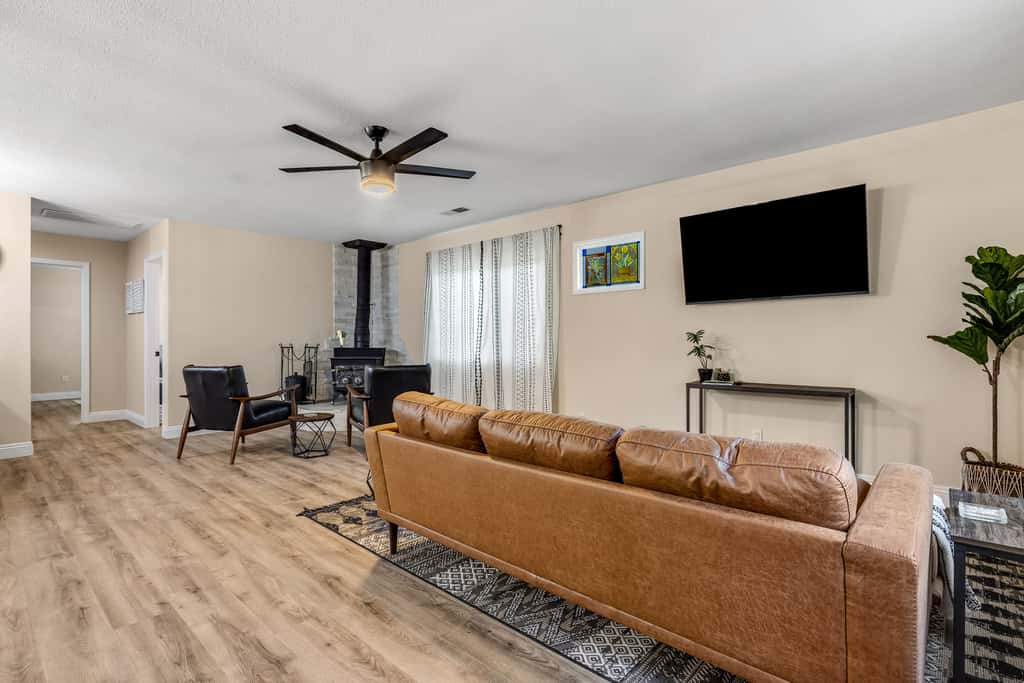 Buckthorn Beauty: Private Hot Tub & Lounge Space