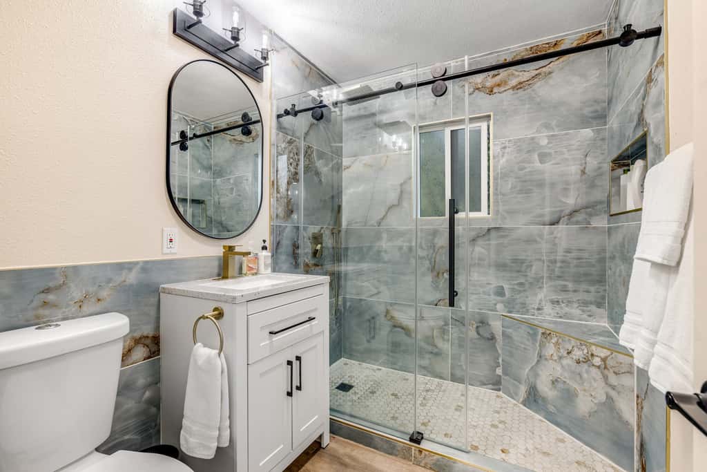 Buckthorn Beauty: Private Hot Tub & Lounge Space
