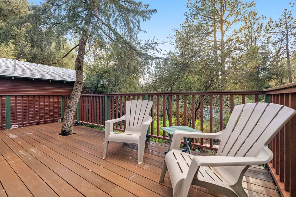 Buckthorn Beauty: Private Hot Tub & Lounge Space