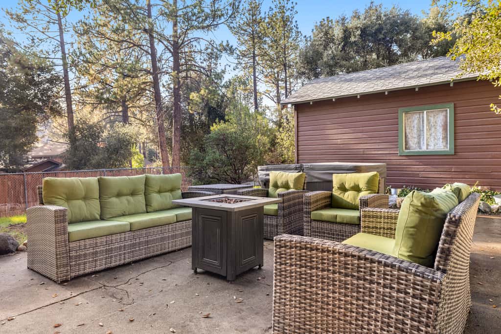 Buckthorn Beauty: Private Hot Tub & Lounge Space