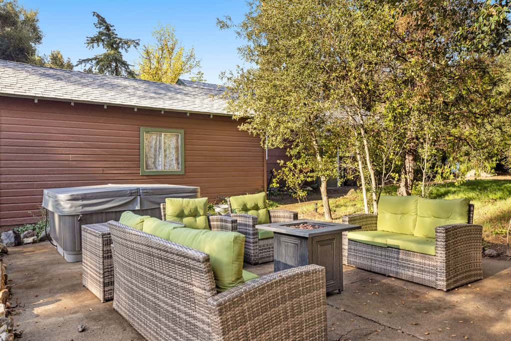 Buckthorn Beauty: Private Hot Tub & Lounge Space