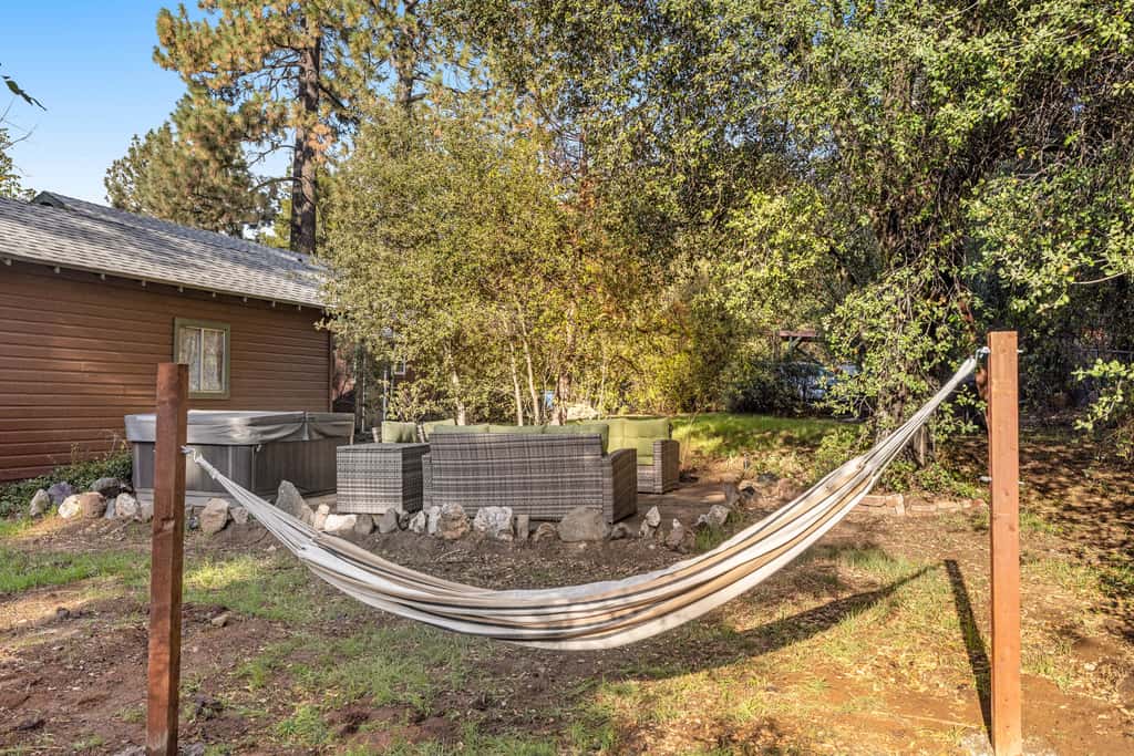 Buckthorn Beauty: Private Hot Tub & Lounge Space