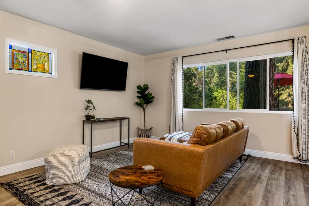 Buckthorn Beauty: Private Hot Tub & Lounge Space