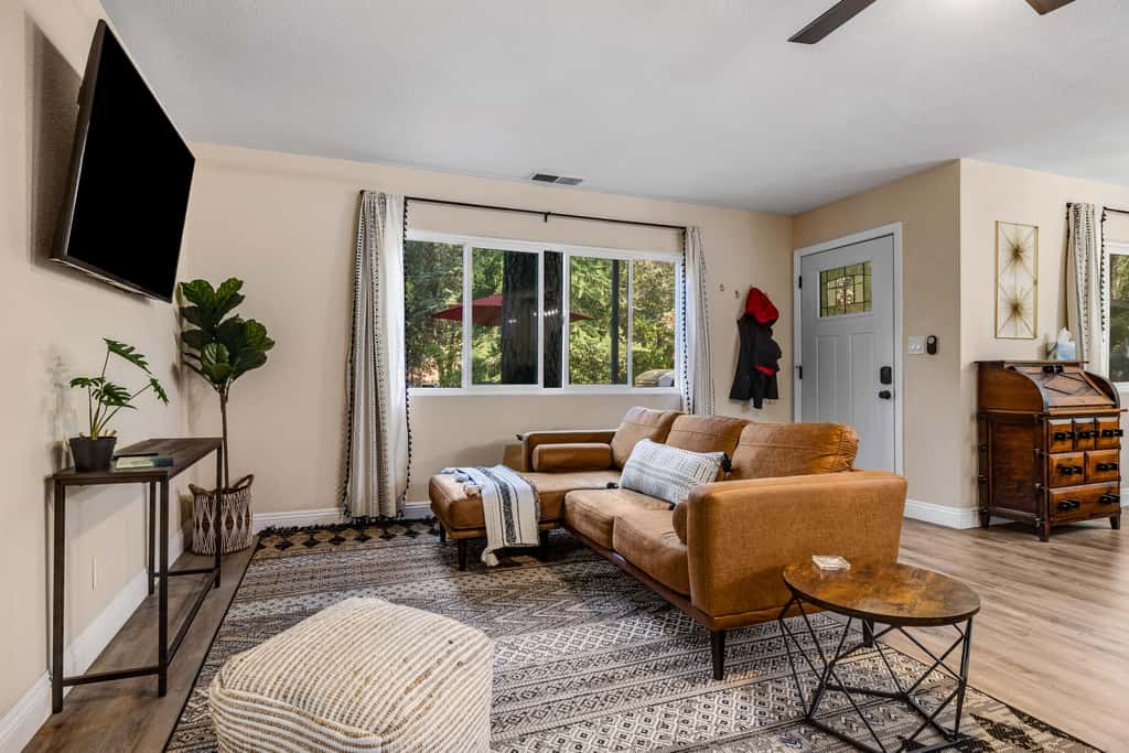 Buckthorn Beauty: Private Hot Tub & Lounge Space