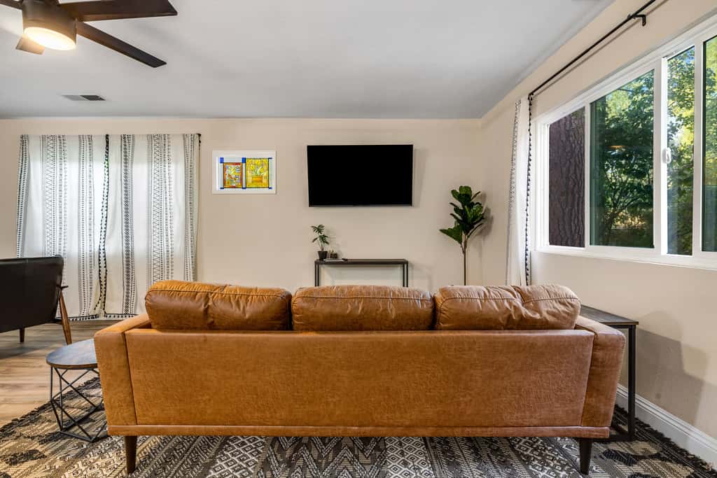 Buckthorn Beauty: Private Hot Tub & Lounge Space