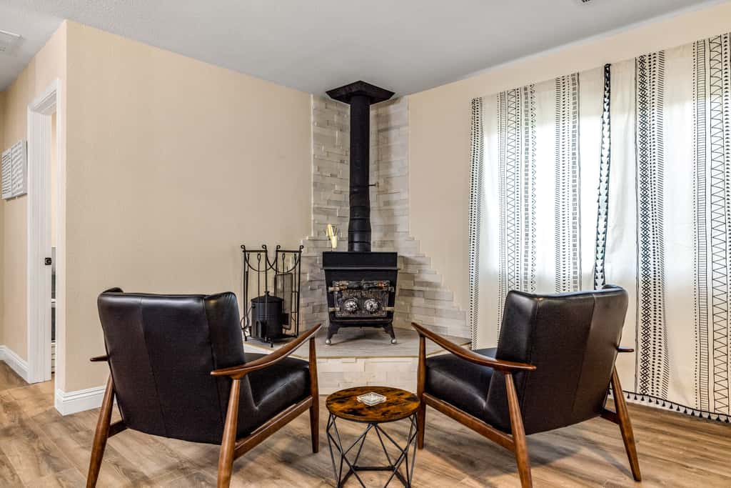 Buckthorn Beauty: Private Hot Tub & Lounge Space