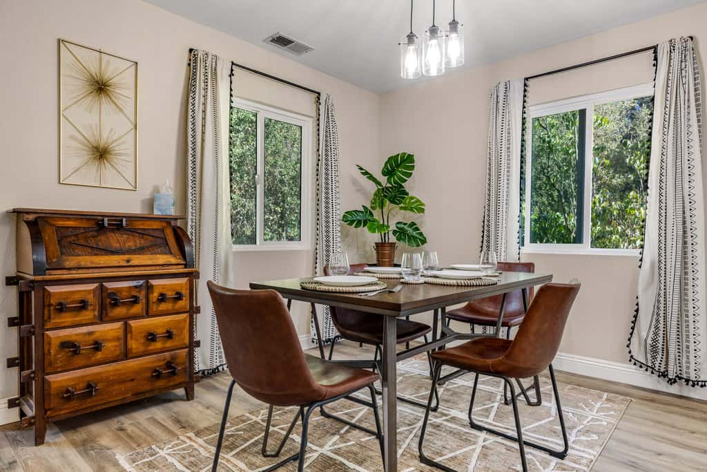 Buckthorn Beauty: Private Hot Tub & Lounge Space