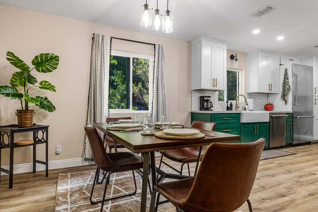 Buckthorn Beauty: Private Hot Tub & Lounge Space