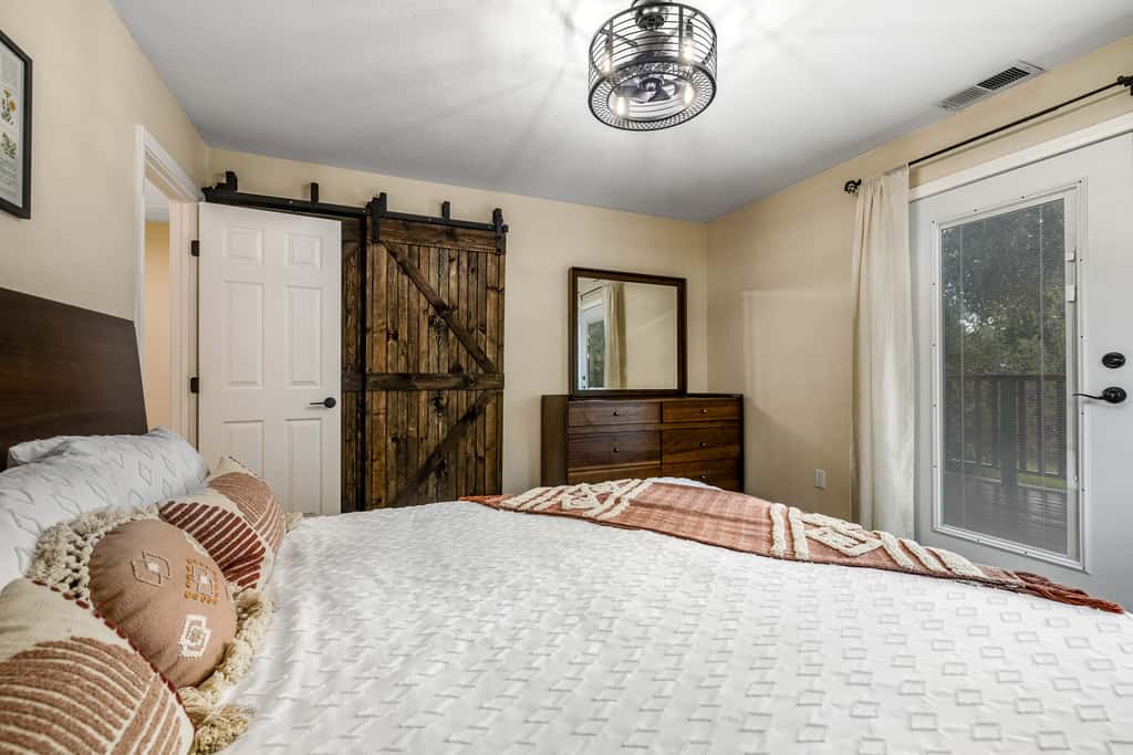 Buckthorn Beauty: Private Hot Tub & Lounge Space