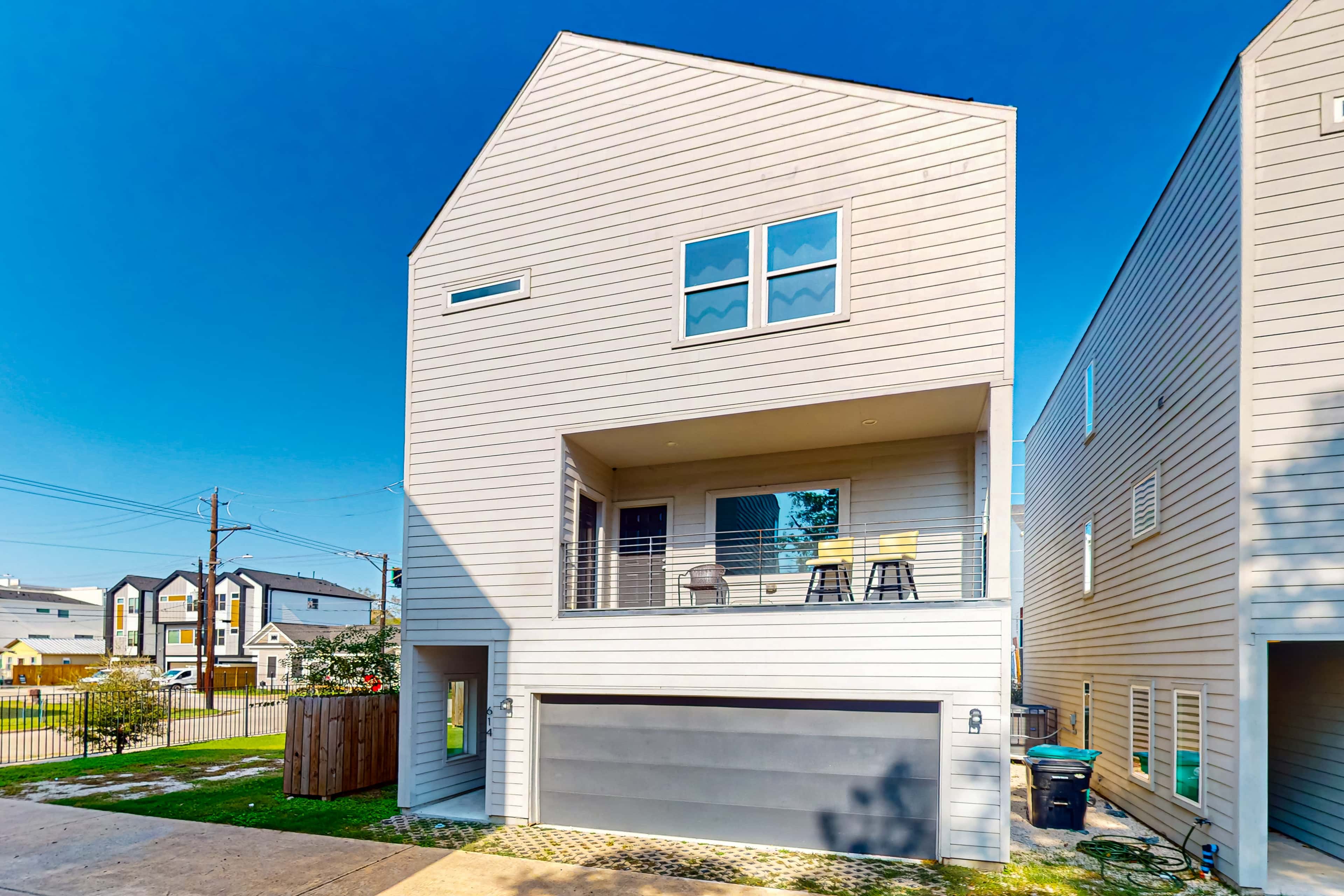 3 BR Home w/ billiards & ping pong, Near Downtown