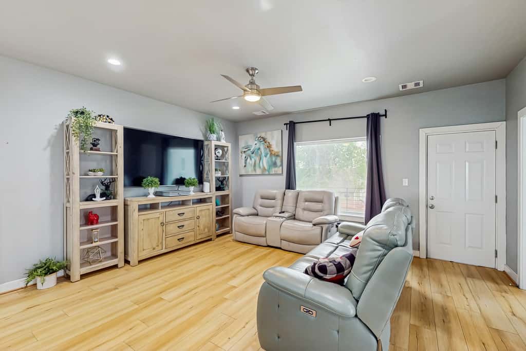 3 BR Home w/ billiards & ping pong, Near Downtown