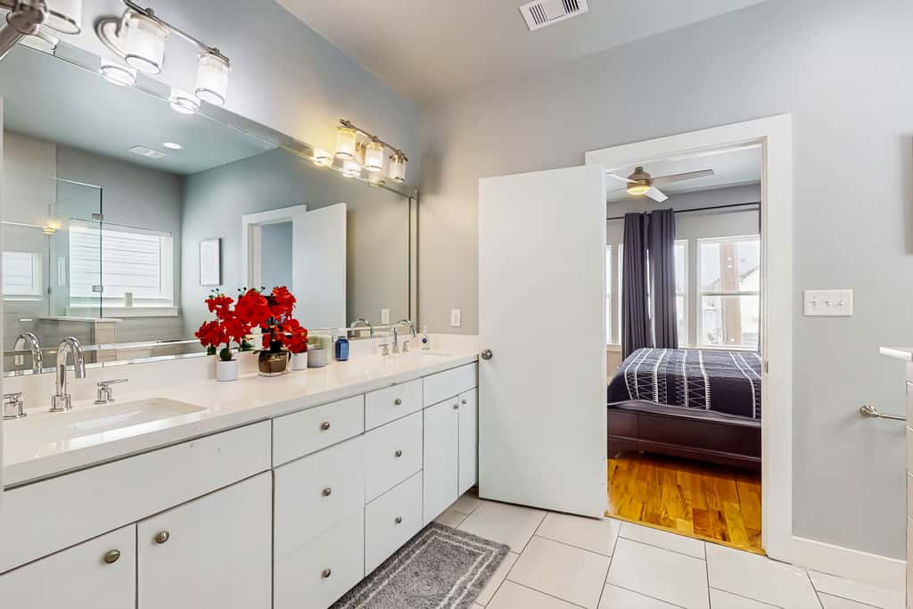 3 BR Home w/ billiards & ping pong, Near Downtown