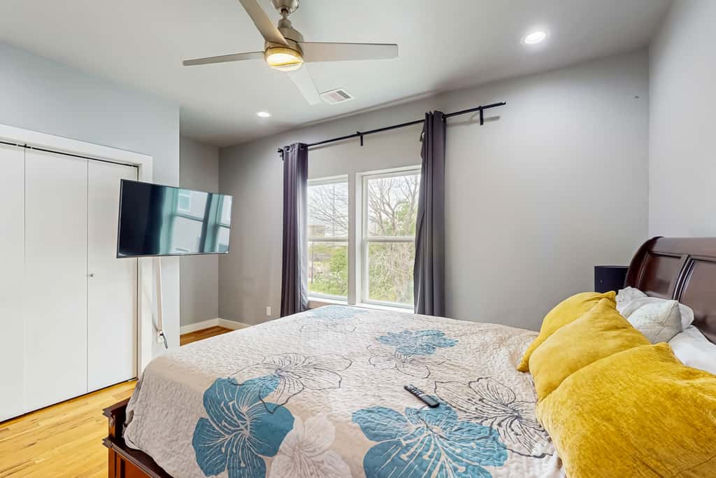 3 BR Home w/ billiards & ping pong, Near Downtown