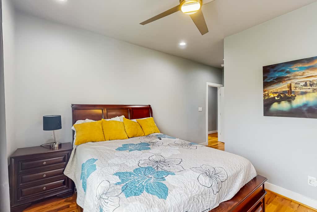 3 BR Home w/ billiards & ping pong, Near Downtown