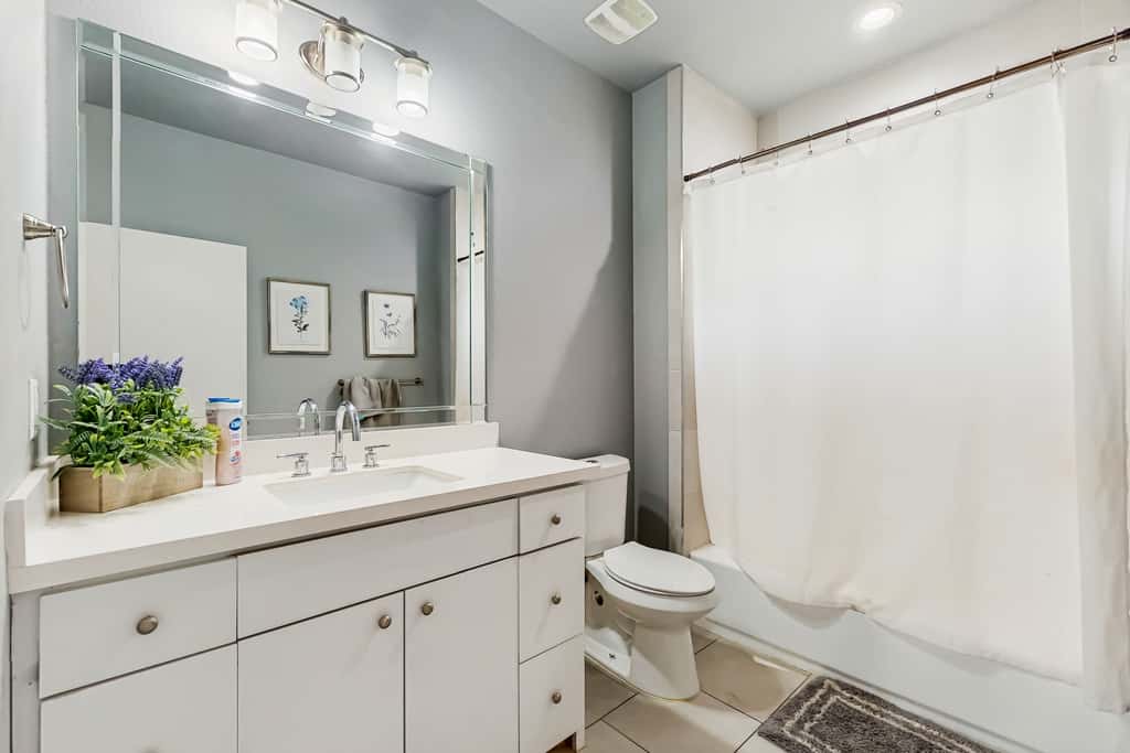 3 BR Home w/ billiards & ping pong, Near Downtown