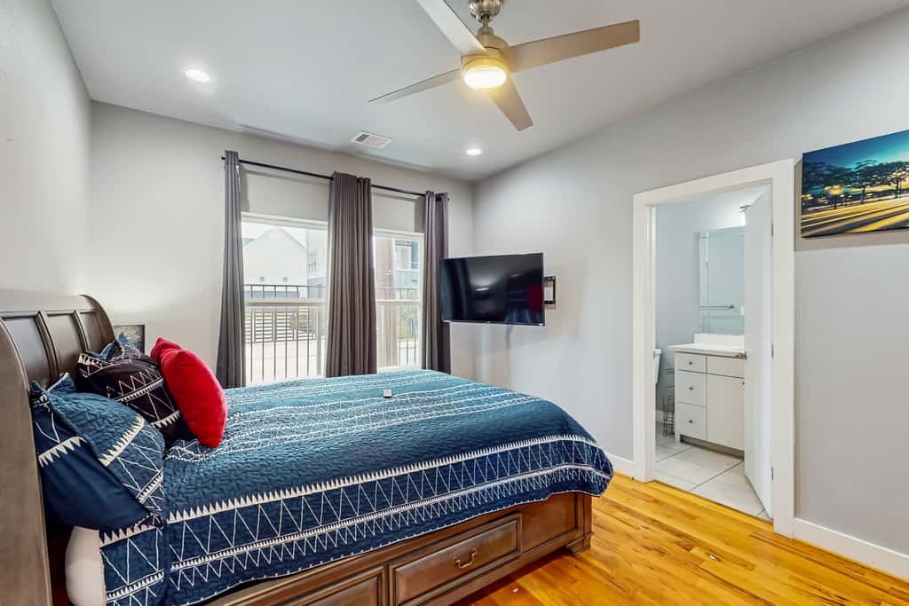 3 BR Home w/ billiards & ping pong, Near Downtown