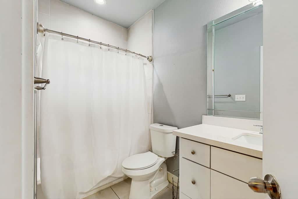 3 BR Home w/ billiards & ping pong, Near Downtown